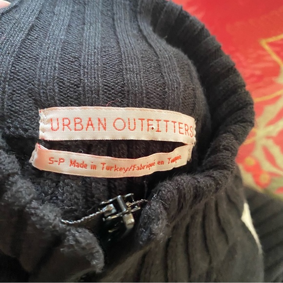 Urban Outfitters • Ribbed Half Zip Cropped Sweater in Black - Picture 10 of 11